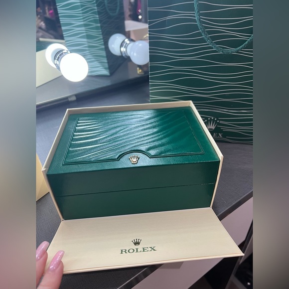 Rolex Datejust 40mm Everose Gold and Steel - Picture 6 of 7